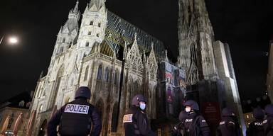 Polizei vor dem Stephansdom