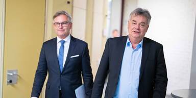 Finanzminister Magnus Brunner (&Ouml;VP) und Vizekanzler Werner Kogler (Gr&uuml;ne)