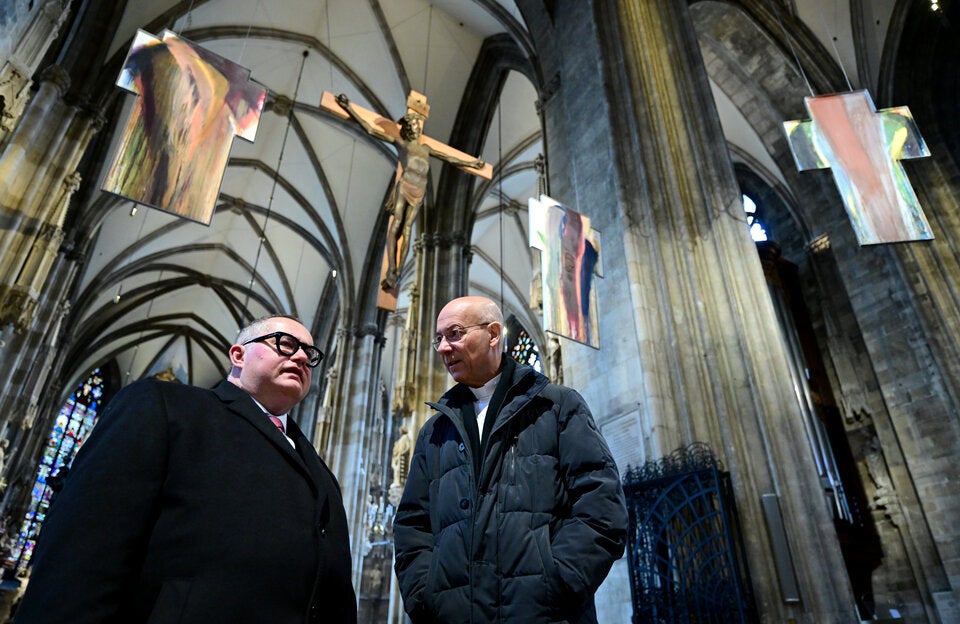 Sammler Werner Trenker und Dompfarrer Toni Faber mit einigen von insgesamt mit 77 Werken von Arnulf Rainer im Stephansdom.