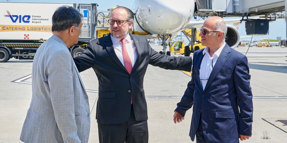 Kamran Ghaderi und Massud Mossaheb mit Außenminister Alexander Schallenberg