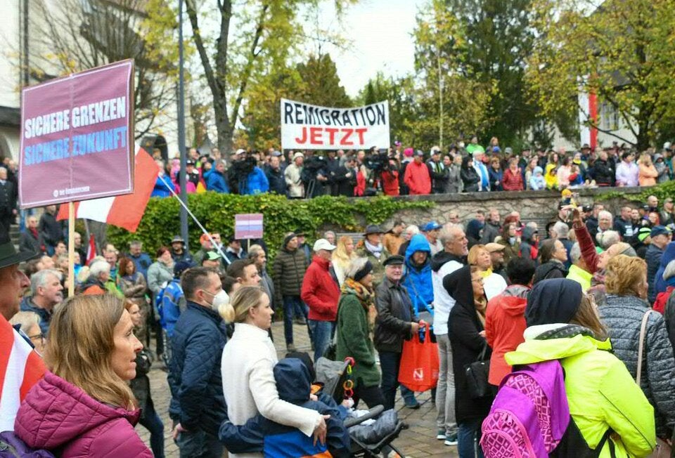 Demo gegen Zeltquartier für Flüchtlinge