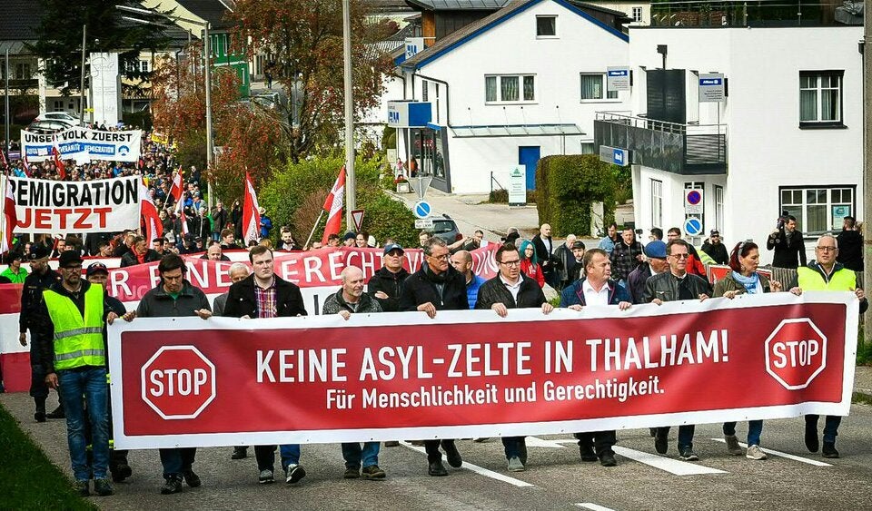 Demo gegen Zeltquartier für Flüchtlinge