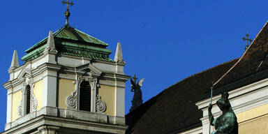 Anschlag auf Holzkreuz in Wiener Schottenkirche