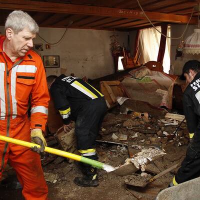 Binnen Minuten wurde der historische Ort komplett verklaust und vermurt.