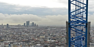 Elitesoldat springt von 192 Meter hohen Bungy-Turm