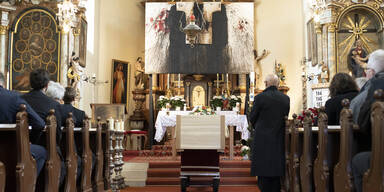 Aktionsk&uuml;nstler Hermann Nitsch zu Grabe getragen