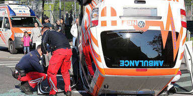 Notarztwagen kollidiert mit zwei Pkw