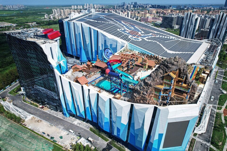 Die weltweit größte Skihalle wurde in Shanghai eröffnet.