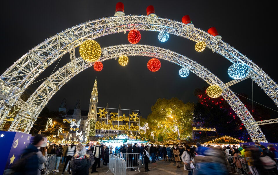 Christbaum erstrahlt im Lichterglanz