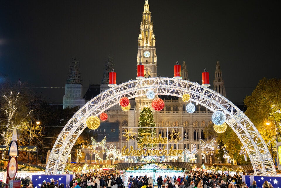 Christbaum erstrahlt im Lichterglanz