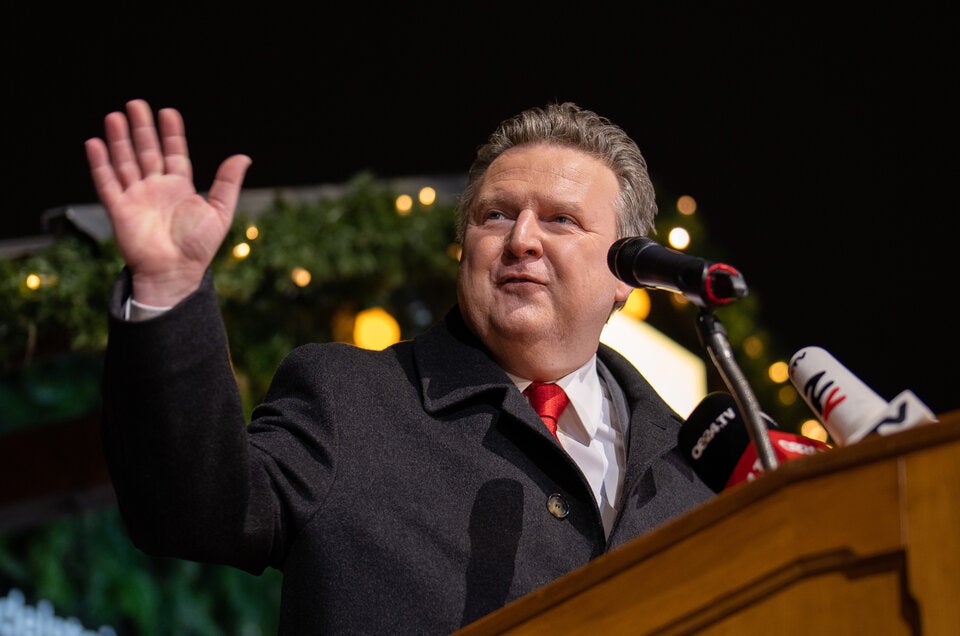 Christbaum erstrahlt im Lichterglanz