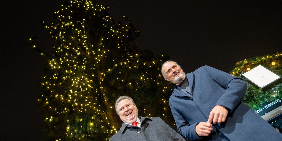 Christbaum erstrahlt im Lichterglanz