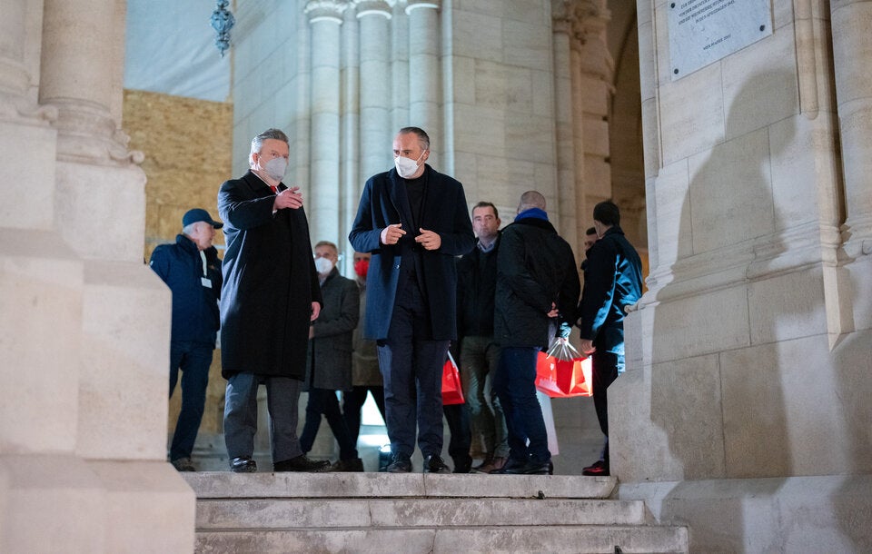 Christbaum erstrahlt im Lichterglanz
