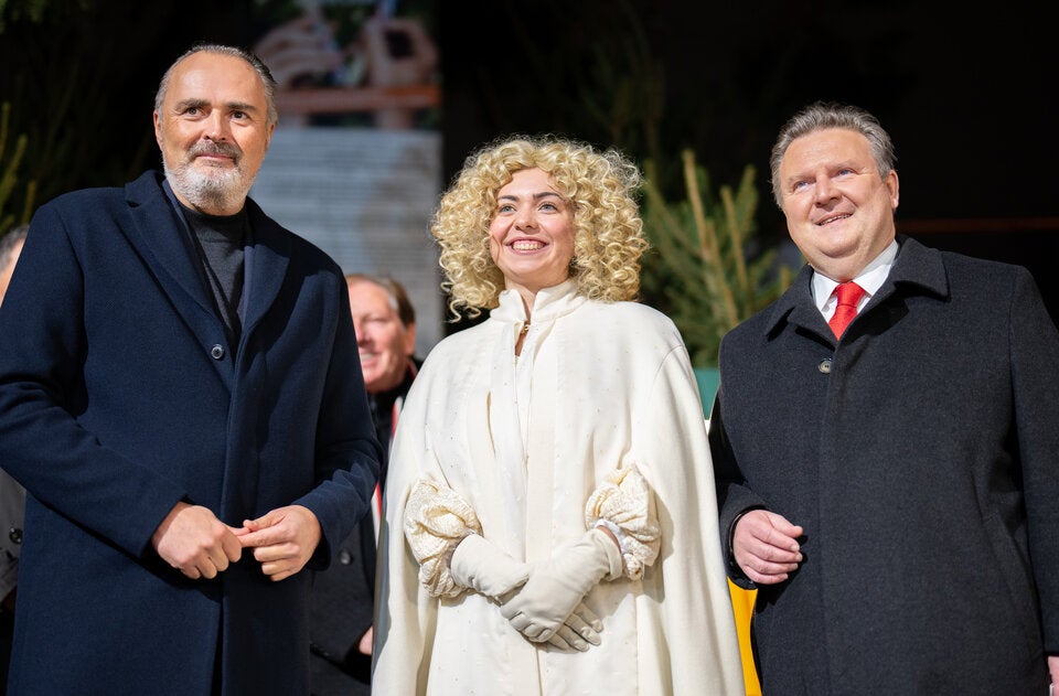 Christbaum erstrahlt im Lichterglanz