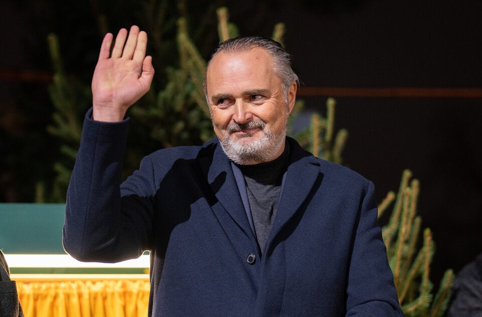 Christbaum erstrahlt im Lichterglanz