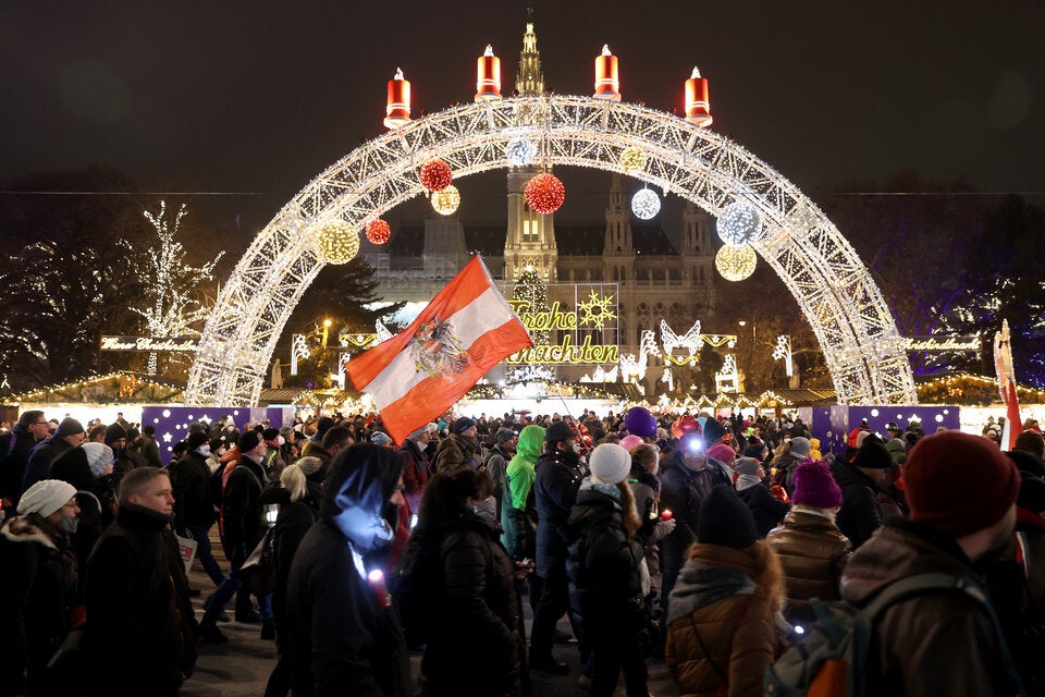Kundgebung von Gegnern der Corona-Maßnahmen der Bundesregierung sowie Impfgegnern am Sonntag, 26. Dezember 2021, in Wien.