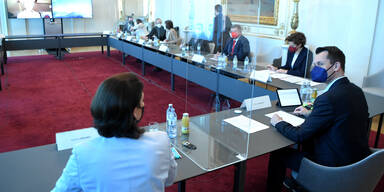 Corona-Gipfel hat begonnen: Experten reden Impfpflicht das Wort