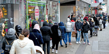 Mariahilfer Stra&szlig;e. Wohl die l&auml;ngste Warteschlange (250m) geb es vor dem Gerngro&szlig;.
