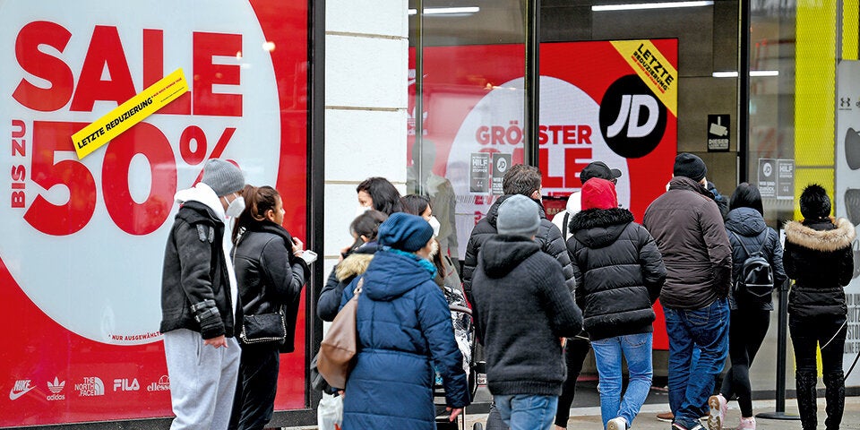 Mariahilfer Straße. Andrang auf die wiedereröffneten Geschäfte.