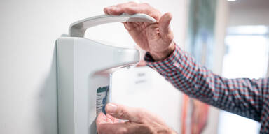 Lehrer: Unser Desinfektions-Mittel tropft zu stark