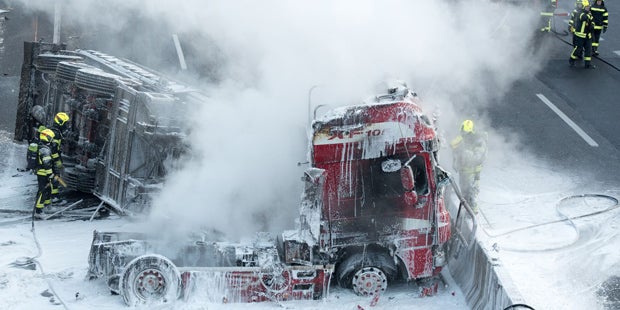 A9 gesperrt: Gefahrengut-Transporter in Flammen