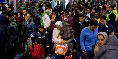 Fl&uuml;chtlinge vergessen Kleinkind am Bahnsteig