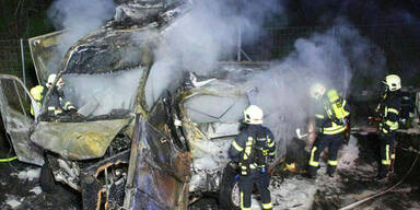 Zwei Fahrzeuge auf A22 v&ouml;llig ausgebrannt