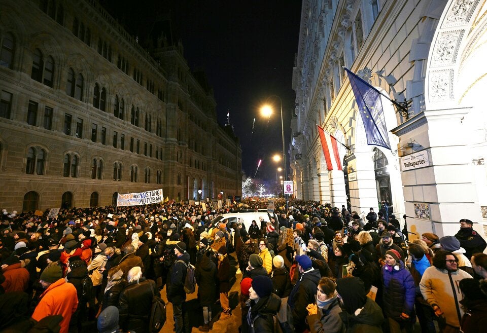 Die Demonstranten vor der ÖVP-Zentrale in Wien.