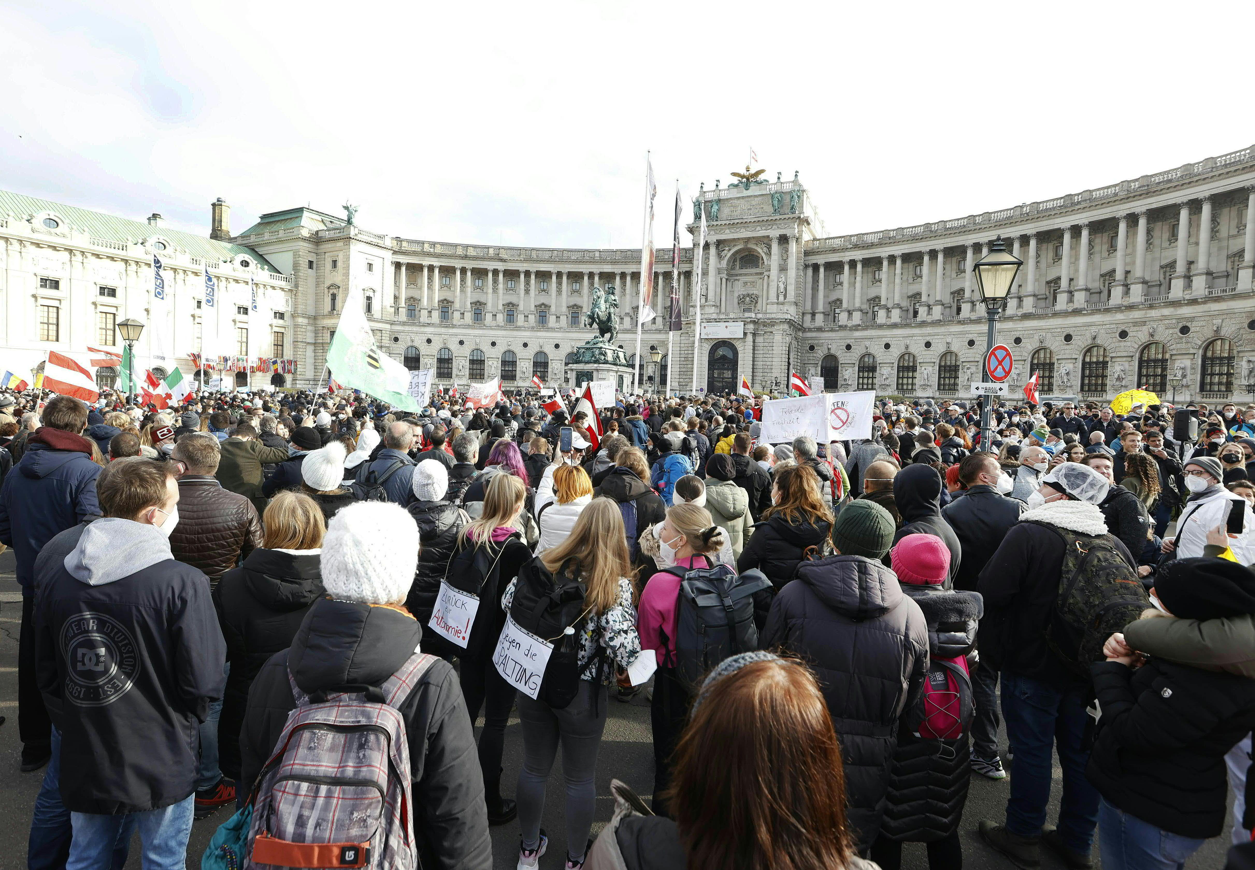 APADEMONSTRATION GEGEN CORONA-MASSNAHMEN =.jpg