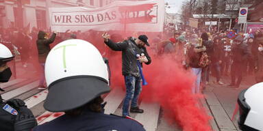 Polizeieinsatz bei einer Demonstration gegen die Corona-Ma&szlig;nahmen