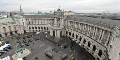 Mann (44) zeigte vor Hofburg den Hitlergru&szlig;