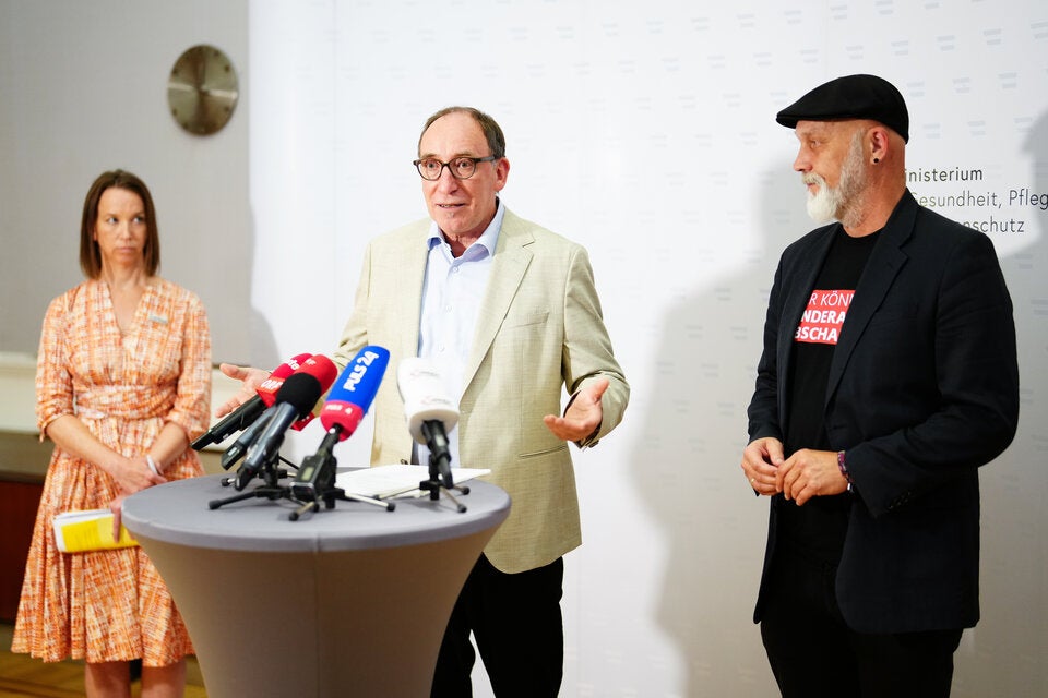 Anna Paar (Generalsekr. Caritas), Sozialminister Johannes Rauch und Erich Fenninger (GF Volkshilfe)