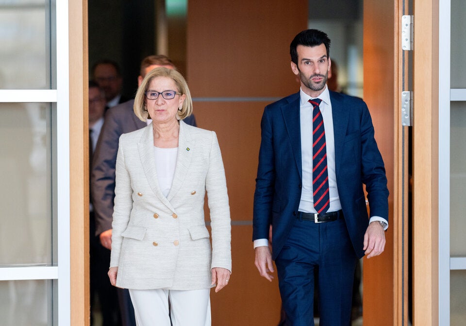 Mit ernsten Mienen präsentieren Landeshauptfrau Johanna Mikl-Leitner (ÖVP) und ihr Stellvertreter Udo Landbauer (FPÖ) am 17. März 2023 bei einer Pressekonferenz die Pläne für ihre Zusammenarbeit.