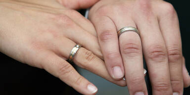 12-J&auml;hrige von Vater verheiratet