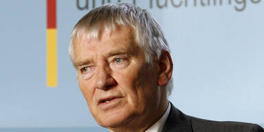 Schily betont Tätigkeit als Opfer-Anwalt