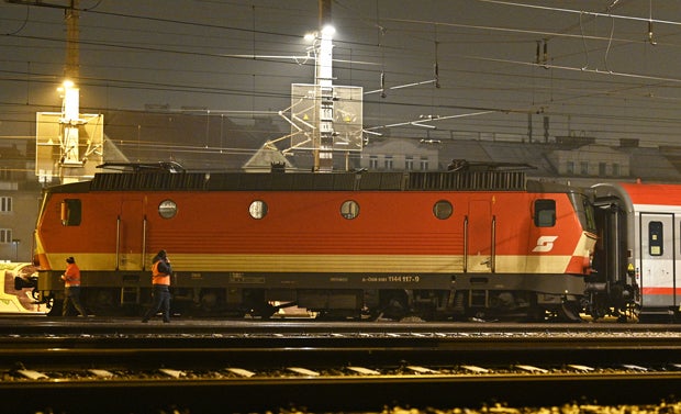 Zug in Wien entgleist, Verspätungen bis Freitag