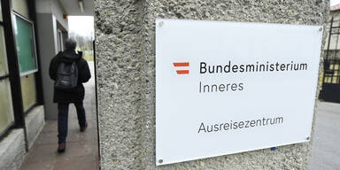 Ratz lie&szlig; "Ausreisezentrum"-Schild abmontieren