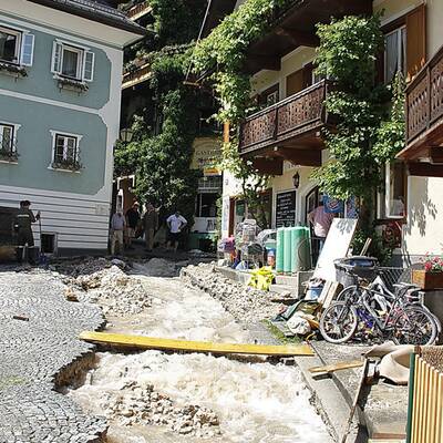 Binnen Minuten wurde der historische Ort komplett verklaust und vermurt.