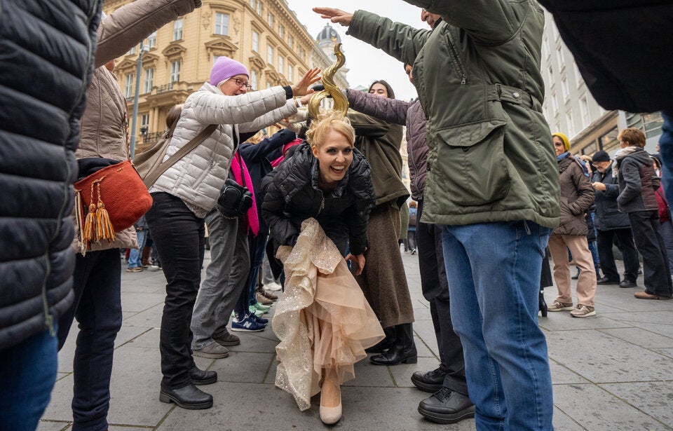 Die Wiener Tanzschulen laden zu Faschingsbeginn Passanten und Touristen zur Quadrille am Graben.  