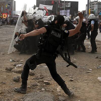 Straßenschlacht in Istanbul