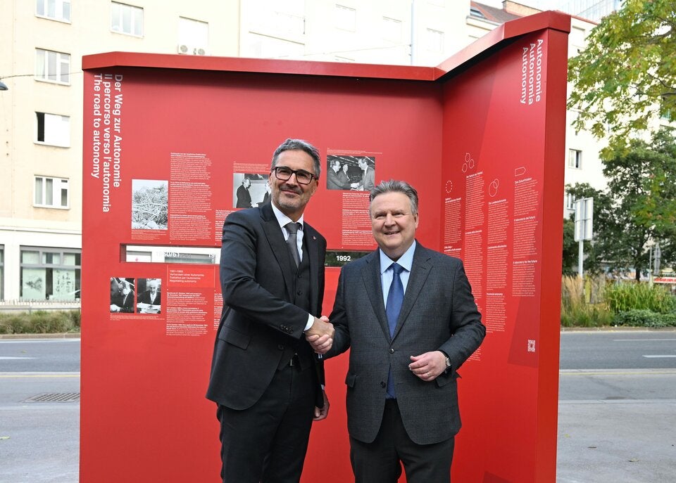 Südtirols Landeshauptmann Arno Kompatscher (SVP) und Wiens Bürgermeister Michael Ludwig (SPÖ) bei der feierlichen Übergabe der Südtiroler Autonomie-Stele an die Öffentlichkeit am Südtiroler Platz.