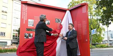 Südtirols Landeshauptmann Arno Kompatscher (SVP) und Wiens Bürgermeister Michael Ludwig (SPÖ) am Montag, 13. Oktober 2025, anl. der feierlichen Übergabe der Südtiroler Autonomie-Stele an die Öffentlichkeit am Südtiroler Platz in Wien. 