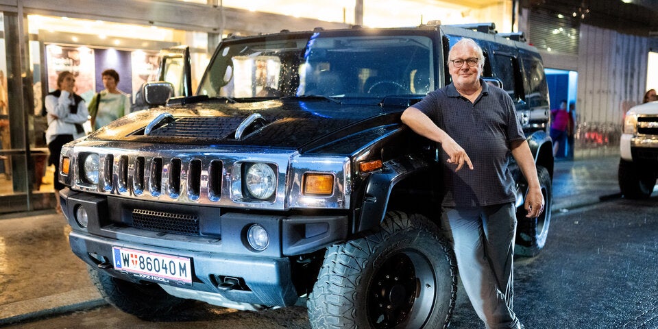 Regisseur Kurt Langbein mit einem Modell des berühmt-berüchtigten 