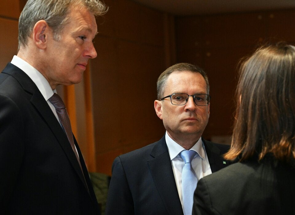 Sein Anwalt Michael Rohregger und ÖVP-Klubobmann August Wöginger