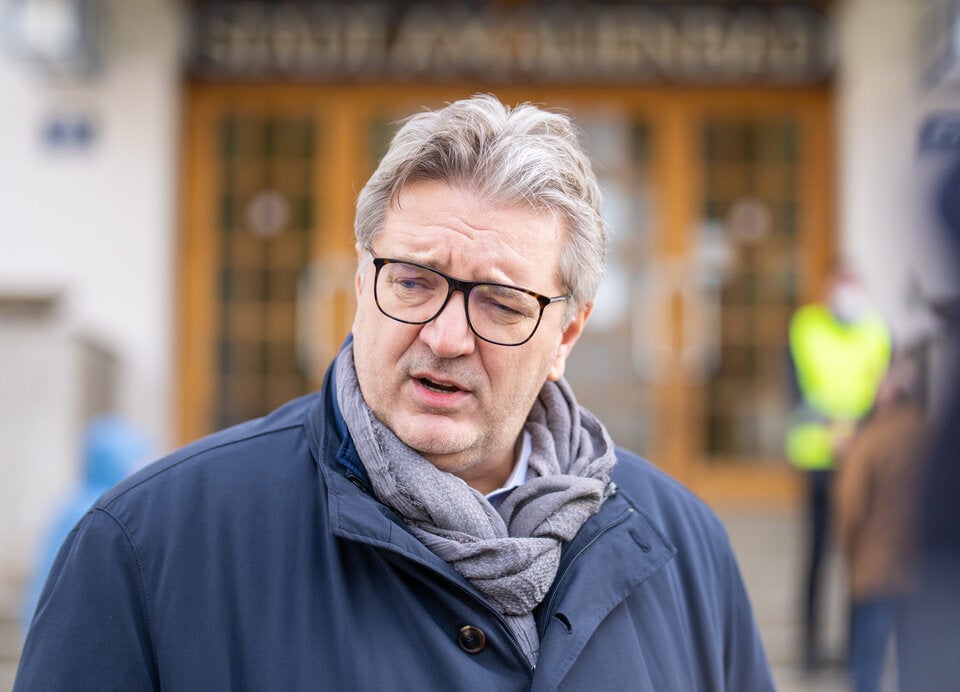 Gesundheitsstadtrat Peter Hacker bei der Impfstraße im Hallenbad Amalienbad.