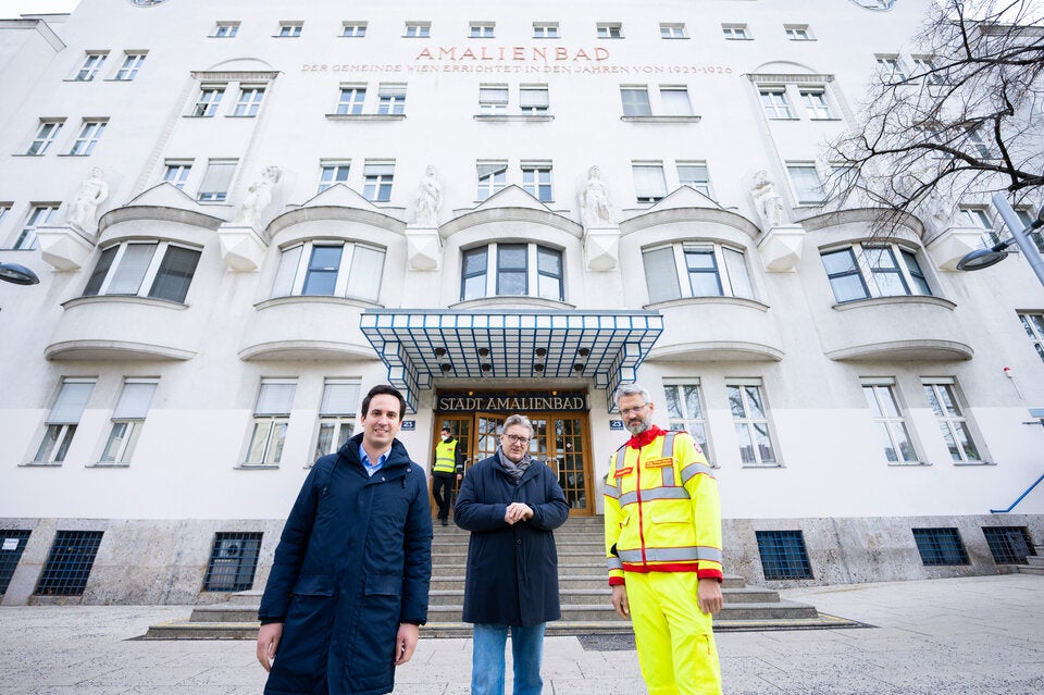 Vizebürgermeister Christoph Wiederkehr und Gesundheitsstadtrat Peter Hacker bei der Impfstraße im Hallenbad Amalienbad