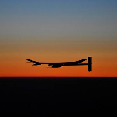 Solar Flieger segelt über Nacht
