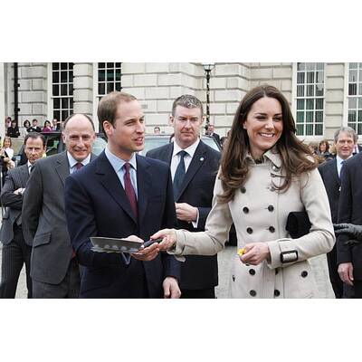 Prinz William und Kate Middleton haben Spaß beim Pfannkuchen-Schupfen