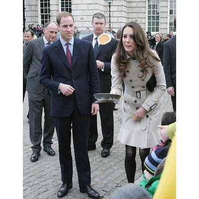 Prinz William und Kate Middleton haben Spaß beim Pfannkuchen-Schupfen
