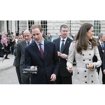 Prinz William und Kate Middleton haben Spaß beim Pfannkuchen-Schupfen
